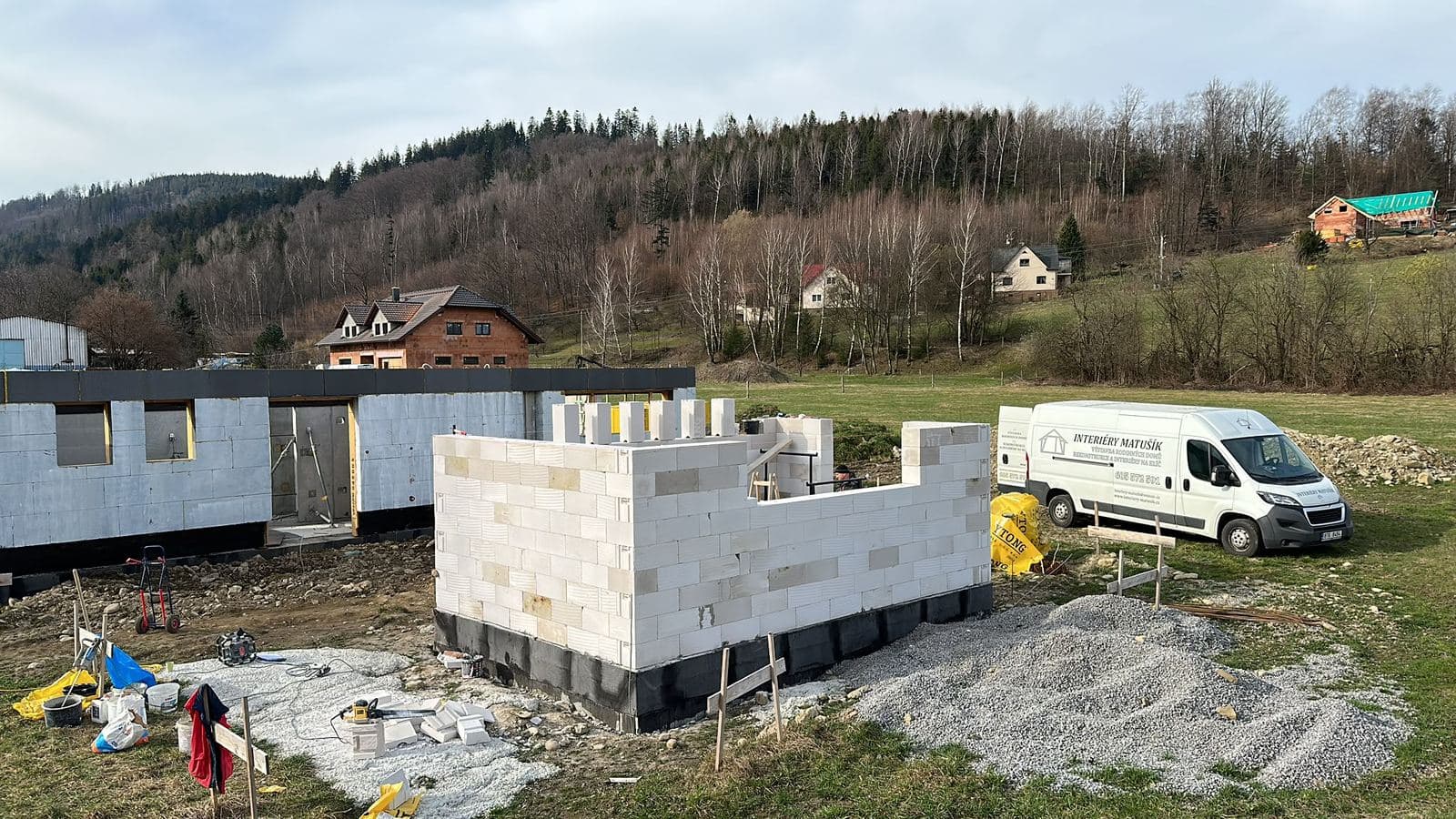 Zdění obvodových stěn z bílých pórobetonových tvárnic na základové desce