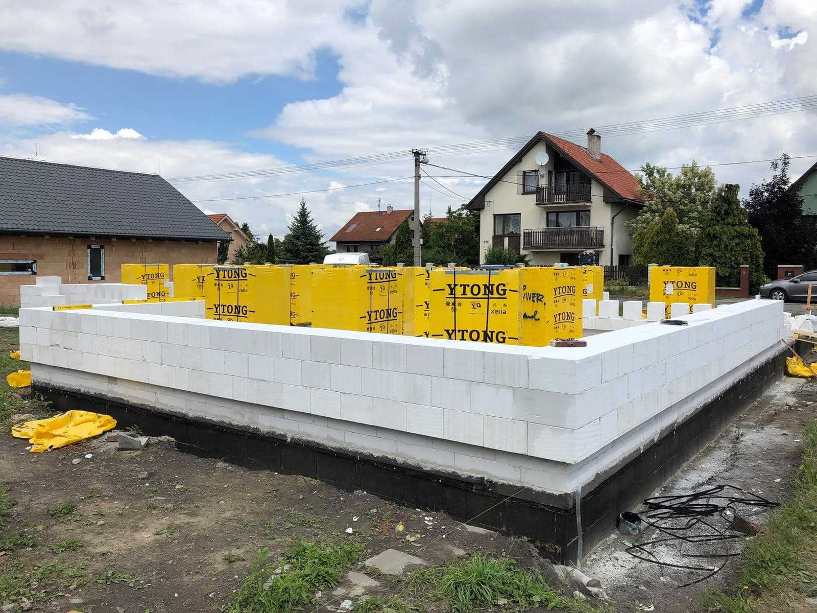 Založení první řady zdiva z tvárnic Ytong na hydroizolaci základové desky
