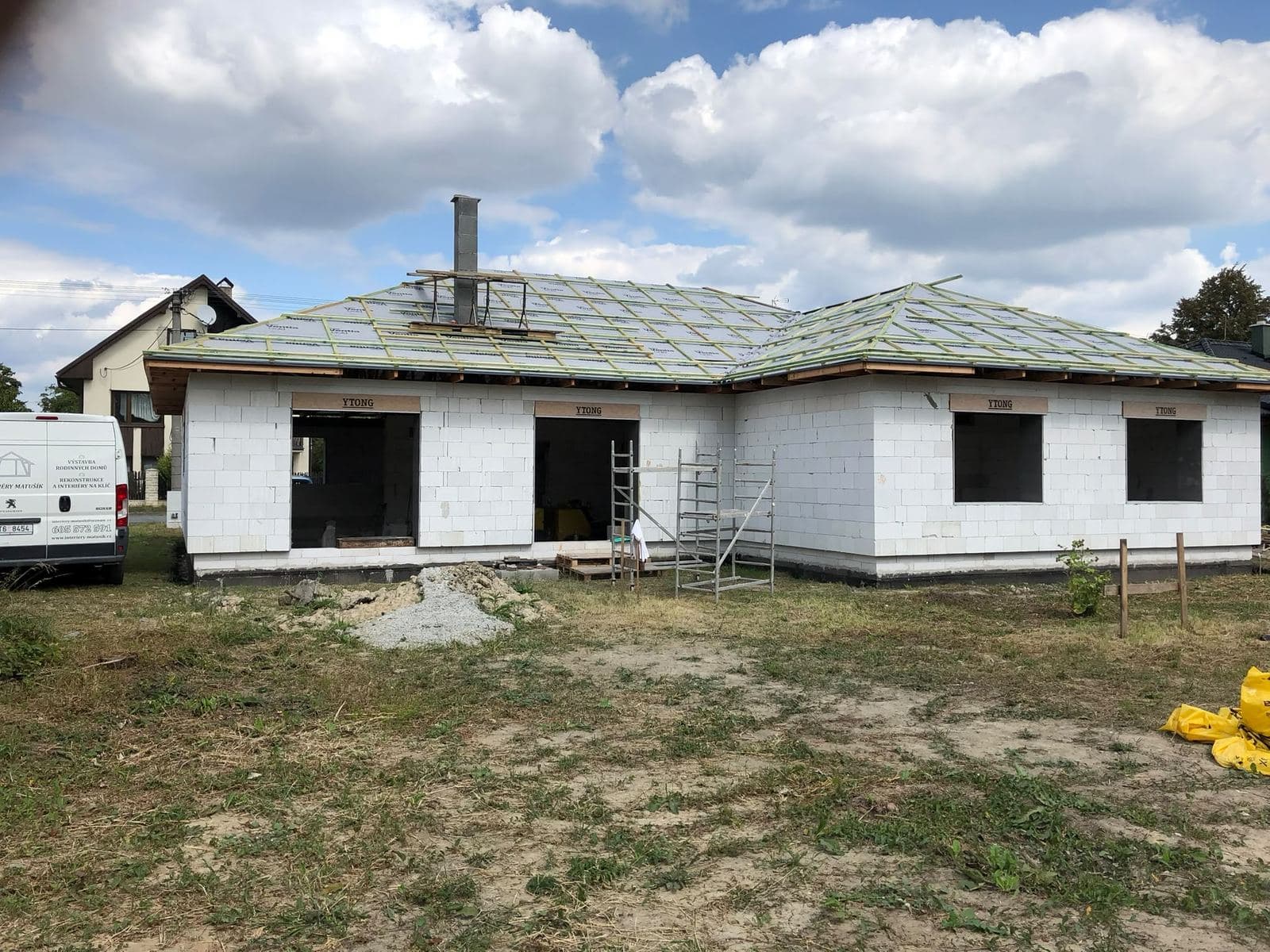 Hrubá stavba bungalovu z pórobetonu s hotovou valbovou střechou