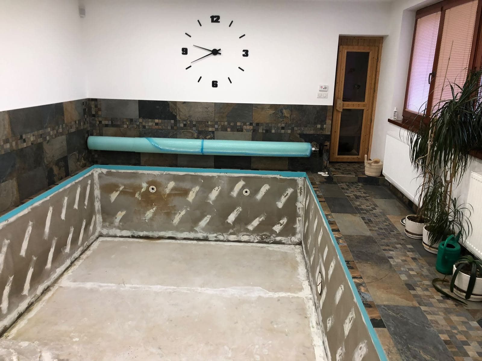 Rekonstrukce vnitřního bazénu: hydroizolace stěn a obklad z břidlice